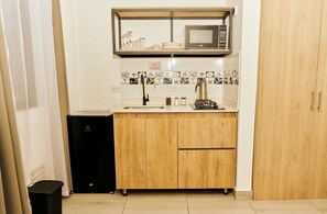 Microwave, coffee/tea maker, cookware/dishes/utensils - C102: Economic and Functional Loft (Medellín)