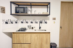 Geladeira, micro-ondas, talheres/pratos/utensílios de cozinha