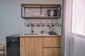 Fridge, microwave, coffee/tea maker, cookware/dishes/utensils - C106: Economic and Functional Loft (Medellín)