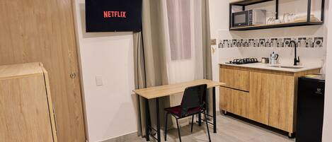 Frigorífic, microones i utensilis de cuina, vaixella i coberteria