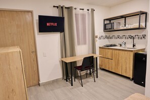 ثلاجة، ميكروويف، مستلزمات طهي/أطباق/أوعية، مائدة طعام