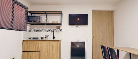 Microones i utensilis de cuina, vaixella i coberteria