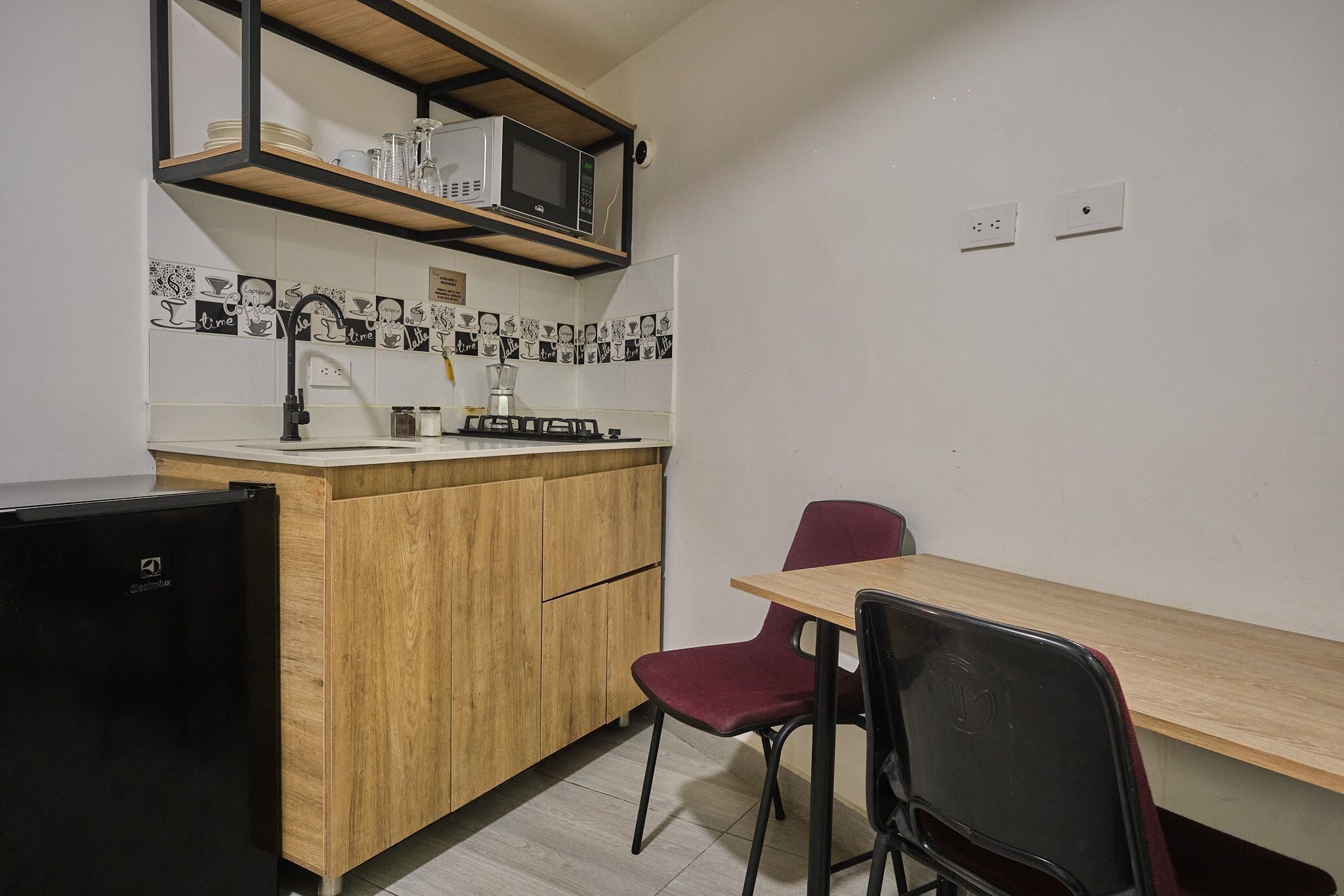 Frigorífico, microondas, cafetera o tetera y utensilios de cocina