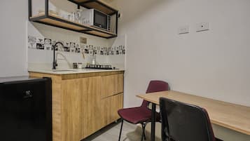 Frigorífico, microondas, cafetera o tetera y utensilios de cocina