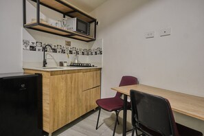 Køleskab, mikrobølgeovn, kaffe-/temaskine