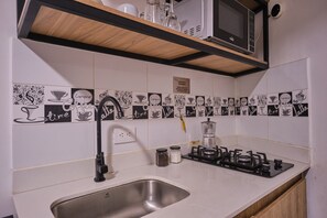 Køleskab, mikrobølgeovn, kaffe-/temaskine