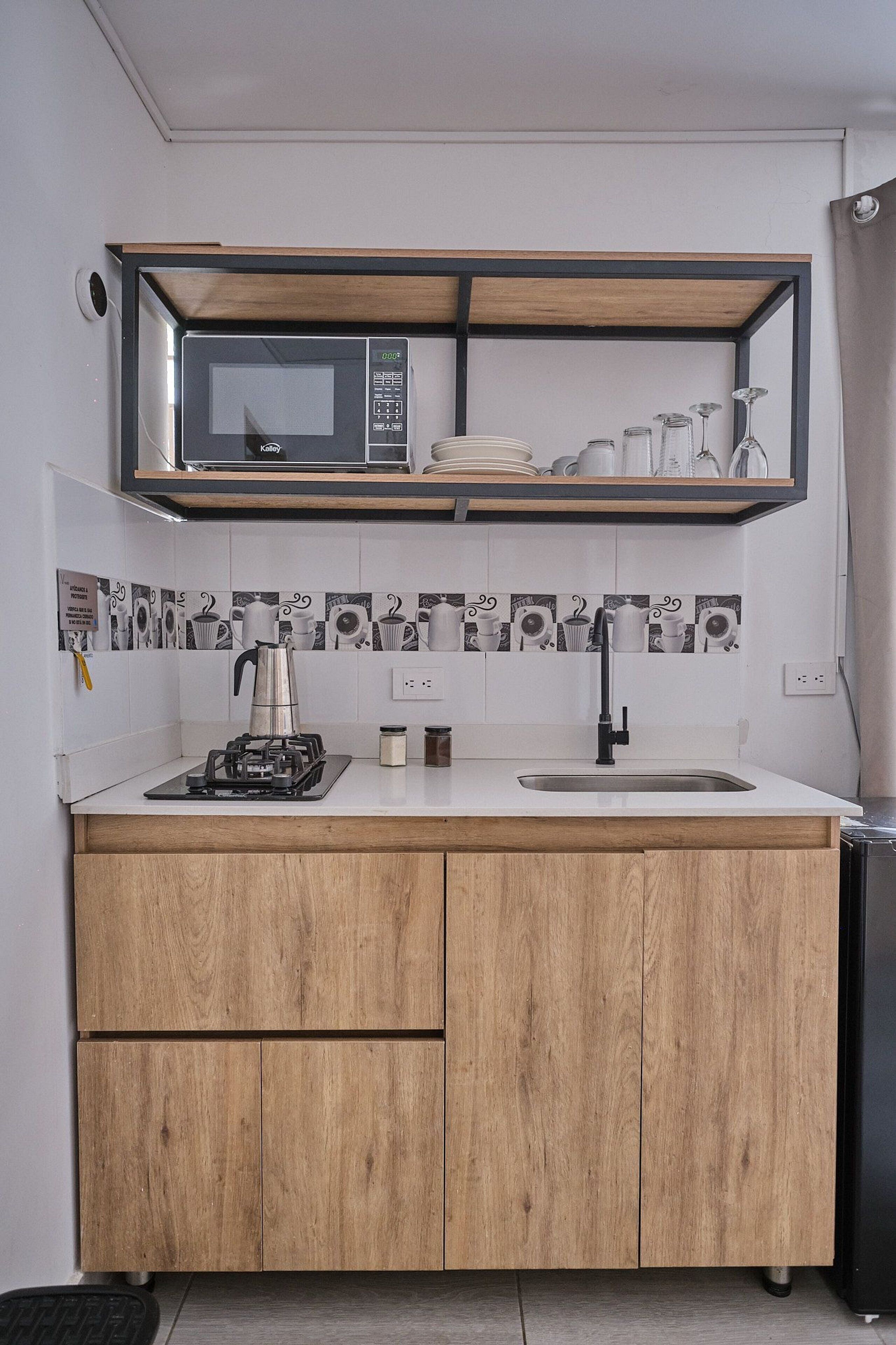 Microwave, cookware/dishes/utensils