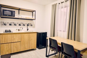 Microwave, cookware/dishes/utensils - C112: Economic and Functional Loft (Medellín)