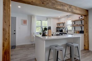 Een koelkast, een microgolfoven, een kookplaat