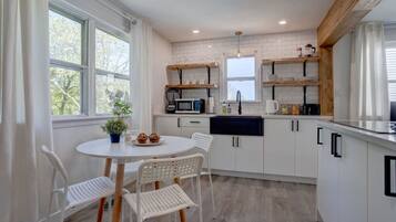 Een koelkast, een microgolfoven, een kookplaat