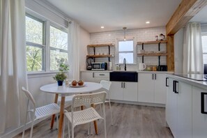 Réfrigérateur, micro-ondes, plaque de cuisson, cafetière/bouilloire