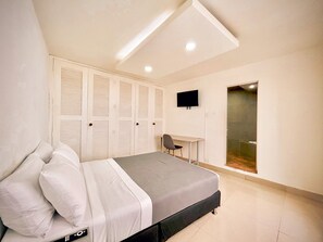 1 bedroom, desk, internet