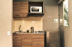Réfrigérateur, micro-ondes, batterie de cuisine, vaisselle et ustensiles