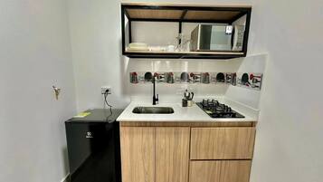 Frigorífico, microondas, utensilios de cocina y mesa de comedor