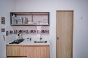 Kühlschrank, Mikrowelle, Kochgeschirr/Geschirr/Besteck, Esstisch