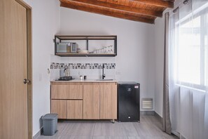 Mikrobølgeovn og kjøkkenutstyr