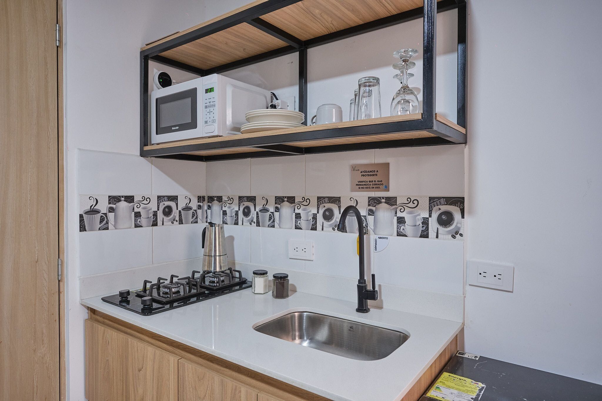 Microondas y utensilios de cocina 