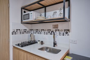 Microwave, cookware/dishes/utensils