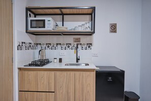 Microondas y utensilios de cocina 