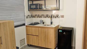 Microwave, cookware/dishes/utensils