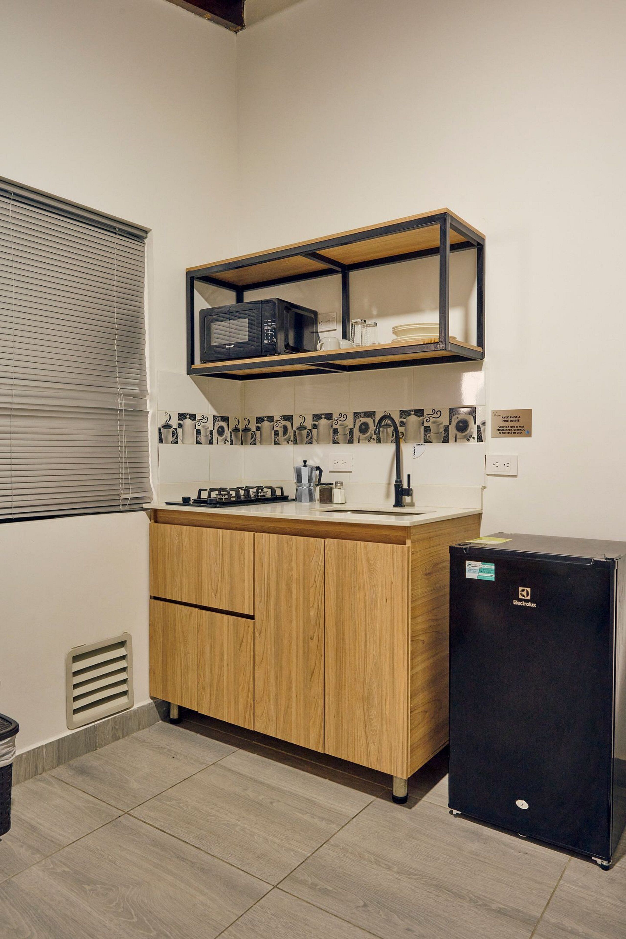 Micro-ondas, talheres/pratos/utensílios de cozinha