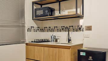 Microwave, cookware/dishes/utensils