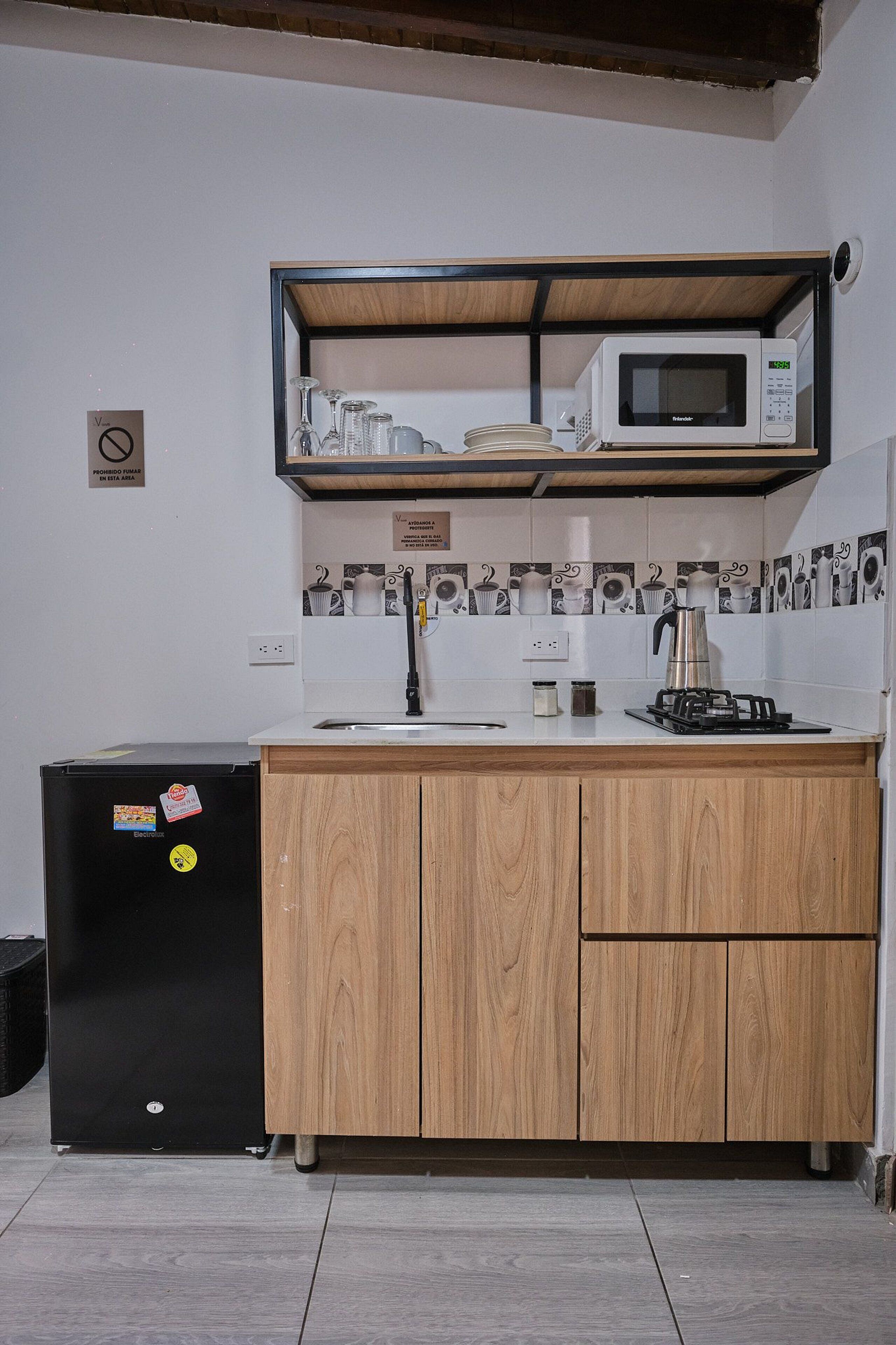 Microondas y utensilios de cocina