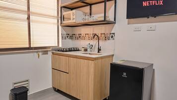 Microwave, cookware/dishes/utensils