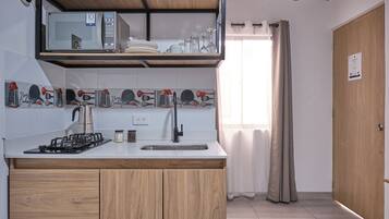 冰箱、微波炉、厨具/餐具、餐桌