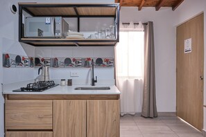 冷蔵庫、電子レンジ、調理器具と食器、ダイニングテーブル