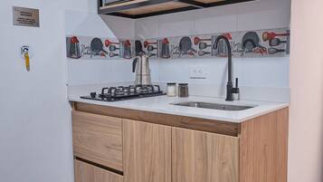 Frigorífico, microondas, utensilios de cocina y mesa de comedor