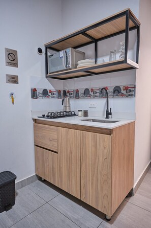 Réfrigérateur, micro-ondes, batterie de cuisine, vaisselle et ustensiles