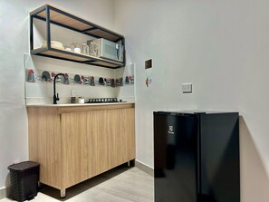 Microwave, cookware/dishes/utensils - C204: Economic and Functional Loft (Medellín)