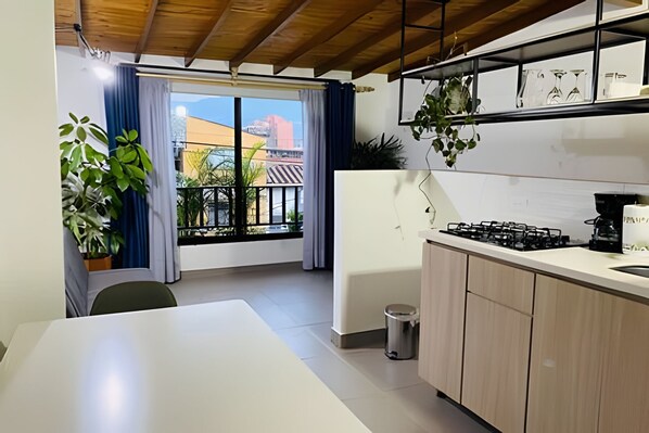 Fridge, microwave, cookware/dishes/utensils - 301. Economic and Functional Apartment (Medellín)