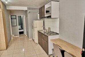 Kühlschrank, Mikrowelle, Kochgeschirr/Geschirr/Besteck