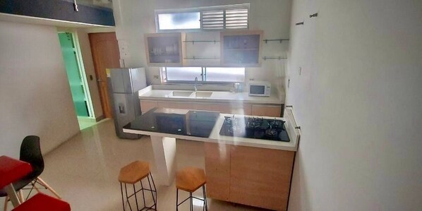 Kjøleskap, mikrobølgeovn, ovn og kjøkkenutstyr