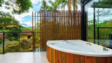 Estúdio romântico, 1 cama Queen, cozinha americana, vista para o jardim | Banheira de hidromassagem particular