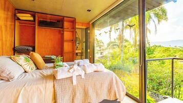 Estúdio exclusivo, vista para o jardim | Individualmente decorados, individualmente mobiliados, escrivaninha