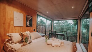 โรแมนติกสตูดิโอ, เตียงควีนไซส์ 1 เตียง, ห้องครัวขนาดเล็ก, วิวสวน | โต๊ะทำงาน, พื้นที่ทำงานแบบใช้แล็ปท็อป, Wi-Fi ฟรี