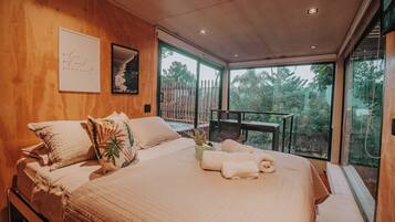 Estúdio romântico, 1 cama Queen, cozinha americana, vista para o jardim | Individualmente decorados, individualmente mobiliados, escrivaninha