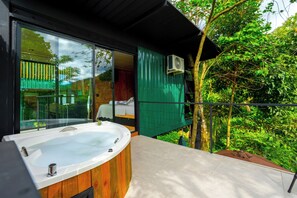 Romantisk studio - 1 queensize-säng - pentry - utsikt mot trädgården | Privat bubbelpool