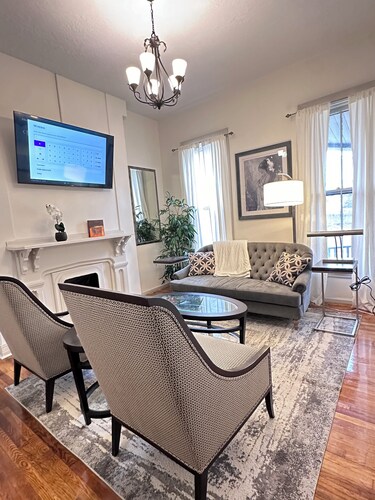 UNBELIEVABLY BEAUTIFUL TOWNHOME 
2 MIN DOWNTOWN
5 MIN,OHIO STATE U SO ROMANTIC ❤️