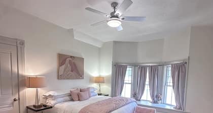 UNBELIEVABLY BEAUTIFUL TOWNHOME
2 MIN DOWNTOWN
5 MIN,OHIO STATE U SO ROMANTIC ❤️