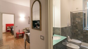 Shower, rainfall showerhead, free toiletries, hair dryer - notaMi - Roman Memory (Milan)