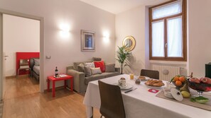 City Apartment | Living area | 37-inch flat-screen TV with digital channels - notaMi - Roman Memory (Milan)