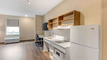 Standard Studio, 1 Queen Bed, Non Smoking, Refrigerator & Microwave | Private kitchen