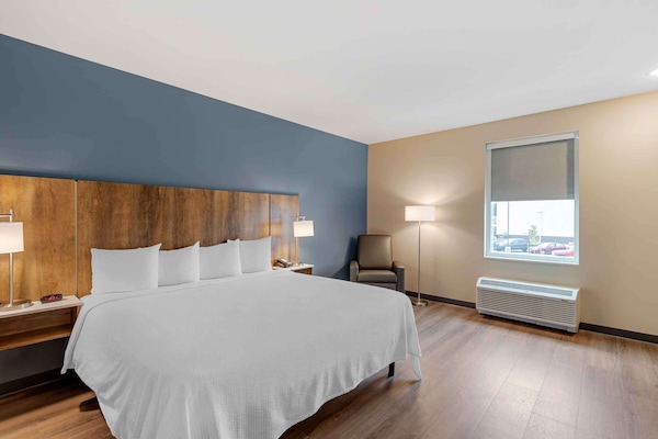 Standard Studio, 1 Queen Bed, Non Smoking, Refrigerator & Microwave | Premium bedding, desk, laptop workspace, iron/ironing board