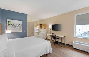 Standard Studio, 1 King Bed, Non Smoking, Refrigerator & Microwave