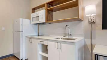 Studio Tiêu chuẩn, 1 giường cỡ queen, không hút thuốc, tủ lạnh & lò vi sóng | Bếp riêng | Tủ lạnh, lò vi sóng, bếp nấu, lò nướng bánh mì