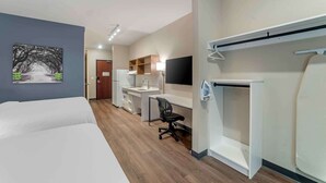 A hotel room with a bed, desk, chair, and a small kitchenette. - Extended Stay America Premier Suites - Asheville (Asheville)